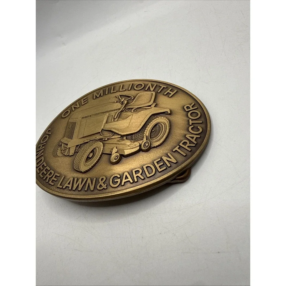 JOHN DEERE 1984 ONE MILLIONTH MODEL 318 LAWN TRACTOR GOLD BELT BUCKLE‎ NIB